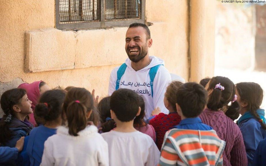 unicef_es's tweet photo. Hoy, #DíadelVoluntariado, queremos dar un GRACIAS muy grande y muy especial a todas las personas voluntarias que dedican su tiempo, su talento y su energía a ayudarnos a mejorar el mundo para los niños 💙💙💙 https://t.co/Iz1Pyc7McG