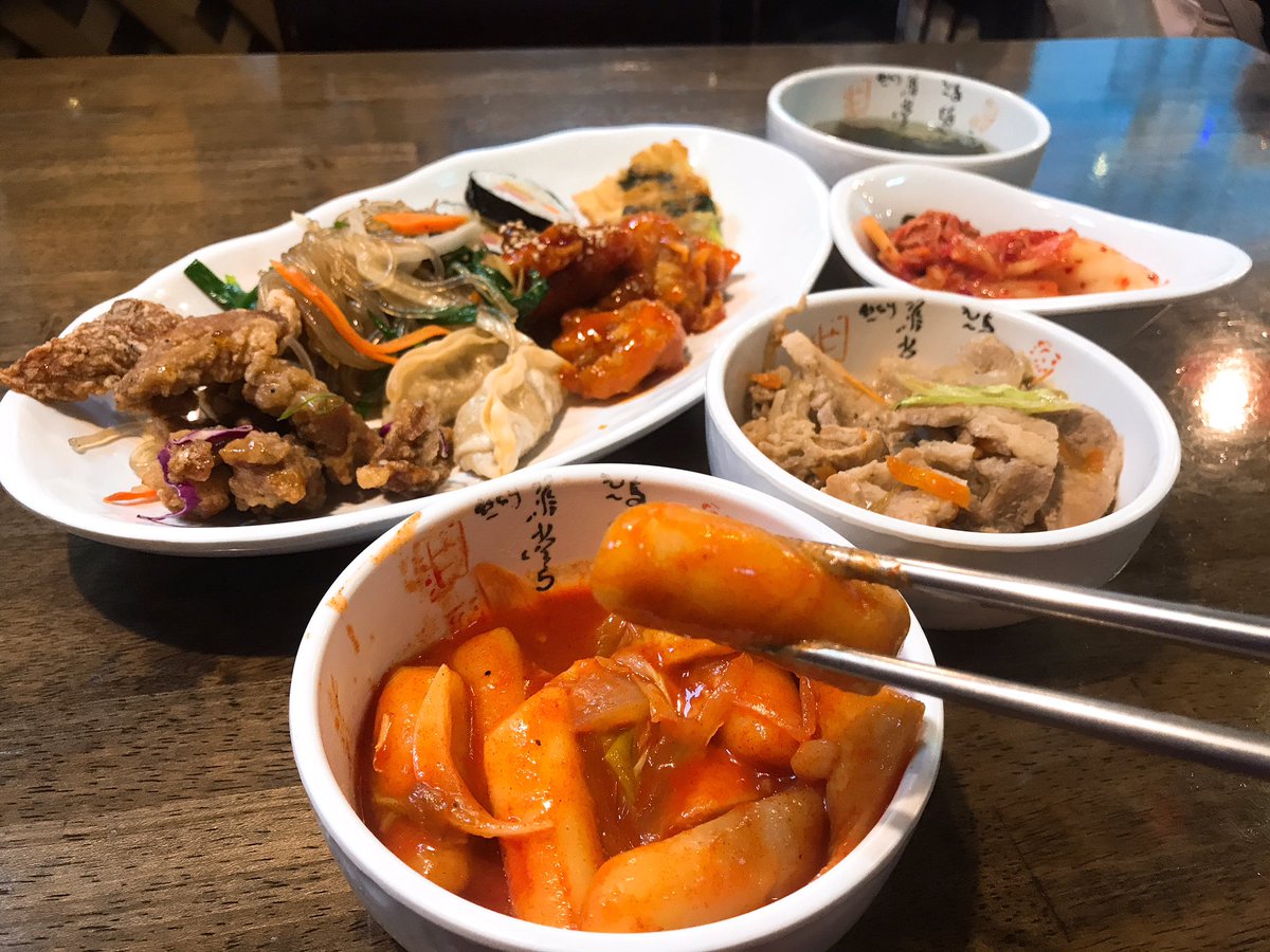 Niina 新大久保ソウル本家の韓国料理食べ放題ランチ980円 Taxは普通に美味しい ただ 韓国風の酢豚タンスユクが写真と違ってただの唐揚げだったからそこだけ気をつけるべし そこらへんで500円とかの食べ歩き買うよりは店内で色々食べれるしオススメかも