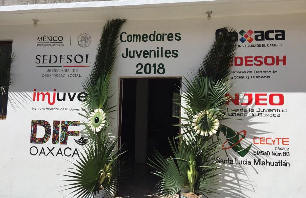 Gerardovel's tweet image. Sin importar el tiempo y la distancia que tengamos que recorrer, seguiremos cumpliendo con la encomienda del Gdor. @alejandromurat. Hoy inauguramos el comedor juvenil de Santa Lucía Miahutlán, trabajamos en equipo con @CECyTEOaxaca para la erradicación de la carencia alimenticia.