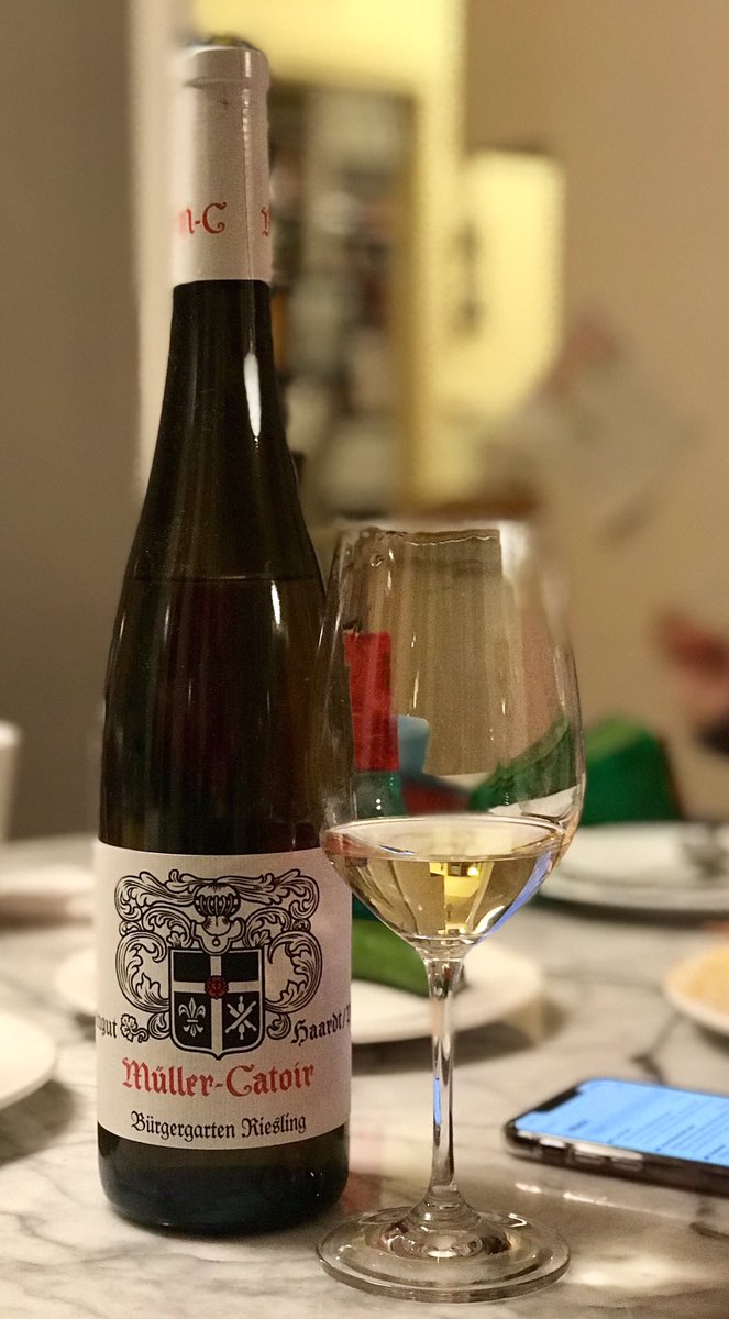 2015 Müller-Catoir Riesling Burgergarten trocken. This is such a great producer, and a pretty, regal wine with the stony chalky purity, flowers, and citrus peel. Falling in love with dry Riesling.
