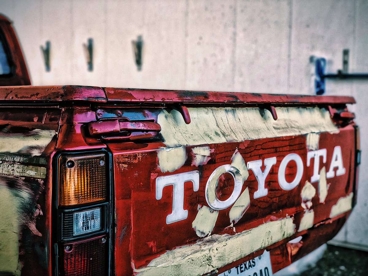 r3n3colocho's tweet photo. Mini Photo Shoot of this 1983 Toyota Pick-up. Who would of know that something so old would of turned out so Beautiful! •Shot With My IPhoneX• #shotoniphonex #Toyota #toyotapickuptruck #83Toyo #83toyota #22r https://t.co/It5OyGqliL