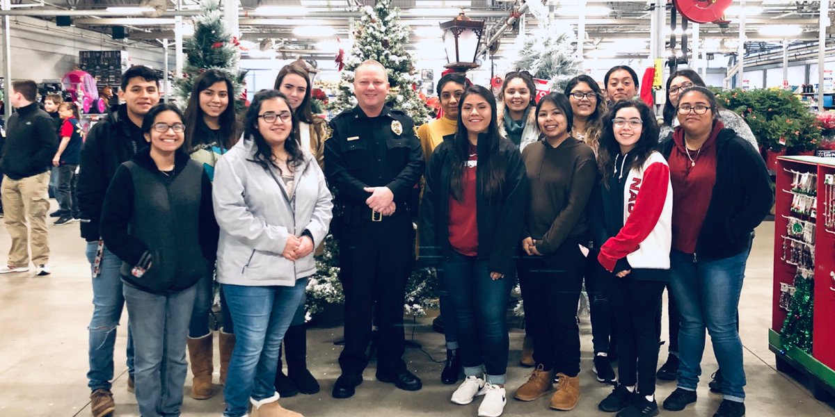 RedDogKeyClub's tweet photo. SHS Key Club members volunteered at @SpringdalePD Shop with a Cop this morning. It was a great event, we appreciate our community partners for taking care of Springdale kids! #KeyClub #MakingADifference https://t.co/FqcjUirStX