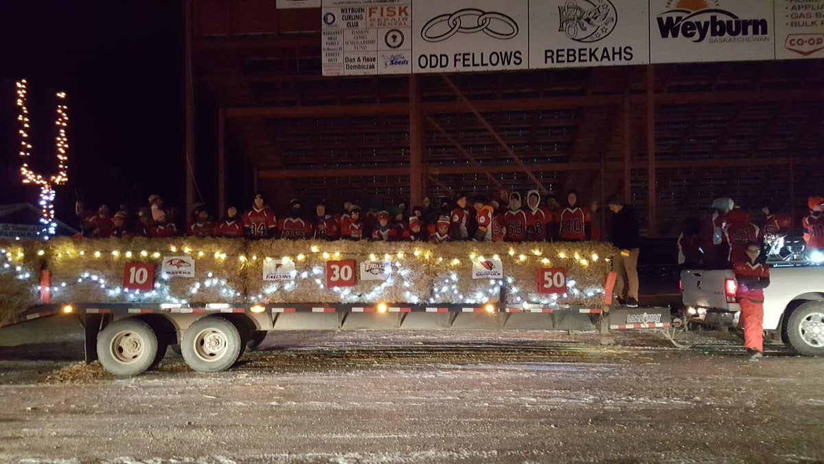 Our “Football Family” sure had fun tonight in the parade!  A big thank you shout out to all of our Volunteers. Merry Christmas from all of us at Weyburn Minor Football 🎅🏻⛄️❄️ 🎄