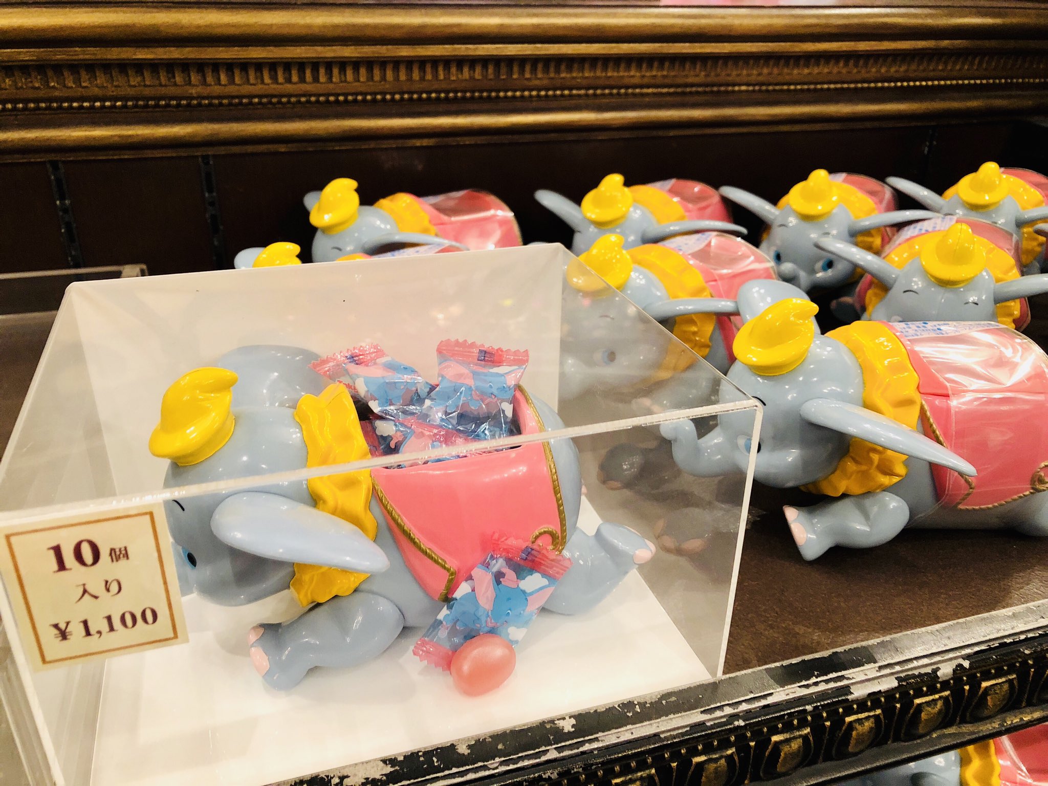 ハワイアンディズニー グッズ ディズニーランド 空飛ぶダンボデザインプラケースに入ったキャンディ 販売中です お値段 1 100円 購入代行をご希望の方はお気軽にお問い合わせください ディズニーランド ダンボ 空飛ぶダンボ