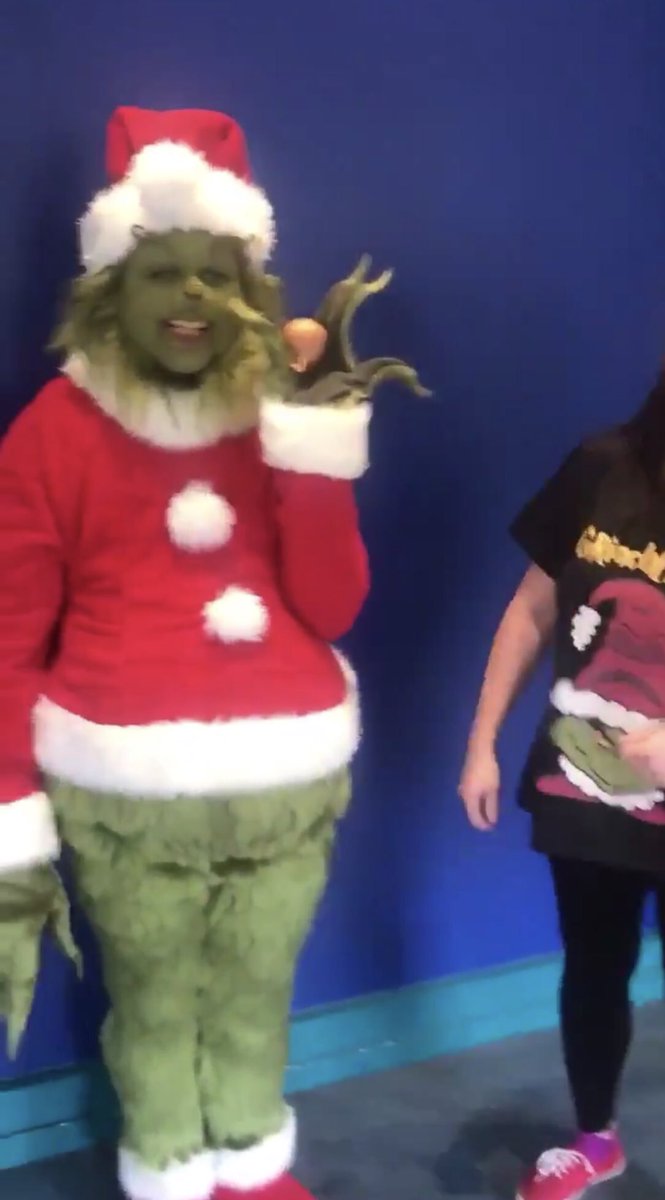 StreamTeam18's tweet photo. *opening gifts* 

Mom: what did you get? Let me see

You: https://t.co/ffq2hcgbKk