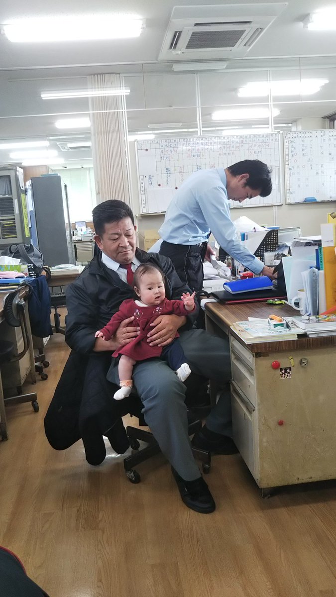 三共自動車教習所 三共でインストラクターをされていた方がお子様を連れて遊びに来てくれました うれしいですね 岡部インストラクターが抱っこするとみんな泣いちゃいます T Co Xoar2p4wwi Twitter