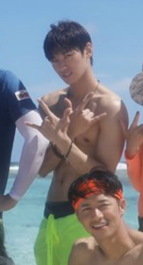 에리나 ヒョンジェといいジュヨンといい不意打ちで腹筋公開するから心臓に悪い T Co Sqljswnlpc Twitter