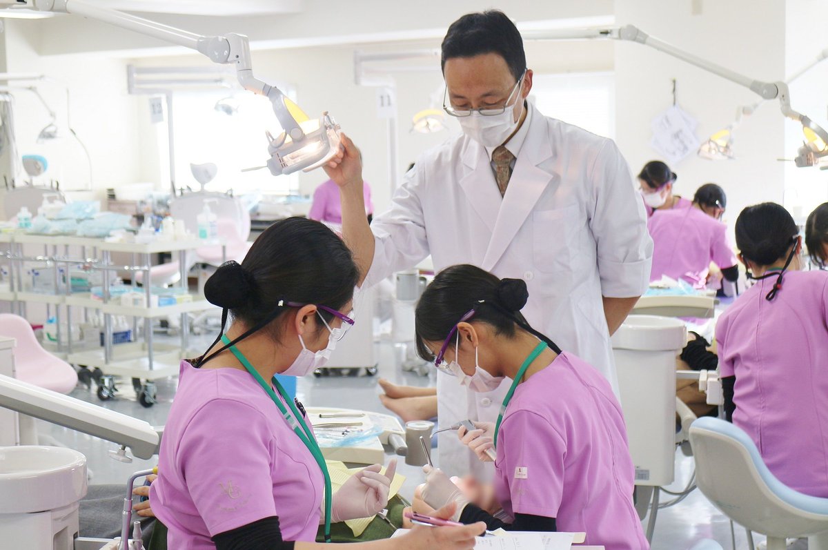 インターナショナル岡山歯科衛生専門学校 歯科衛生 学科2年生では 保護者の方を初診の患者さまと想定し 案内 問診 歯石除去 ブラッシング等をさせていただく実習を行いました 歯科医師によるチェックも実施し より実践的な実習となりました 保護者の