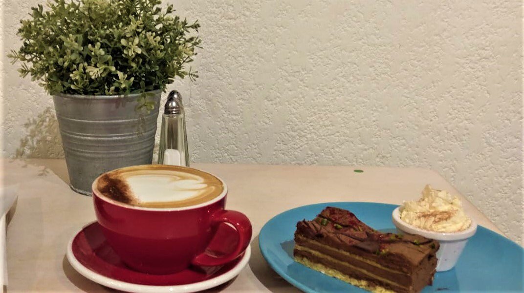 ItsaCafes's tweet image. WHAT A TREAT! You can't beat a delicious Hungarian layered drum cake with a superb coffee from @CloudPickercoff! Now in the @kempsisters cafe in @IMMAIreland!
#cloudpicker #ImmaIreland #Imma #treat #morningjoe #pastry #cake #latteart #latte☕️ #latte #flatwhite #cappuccino