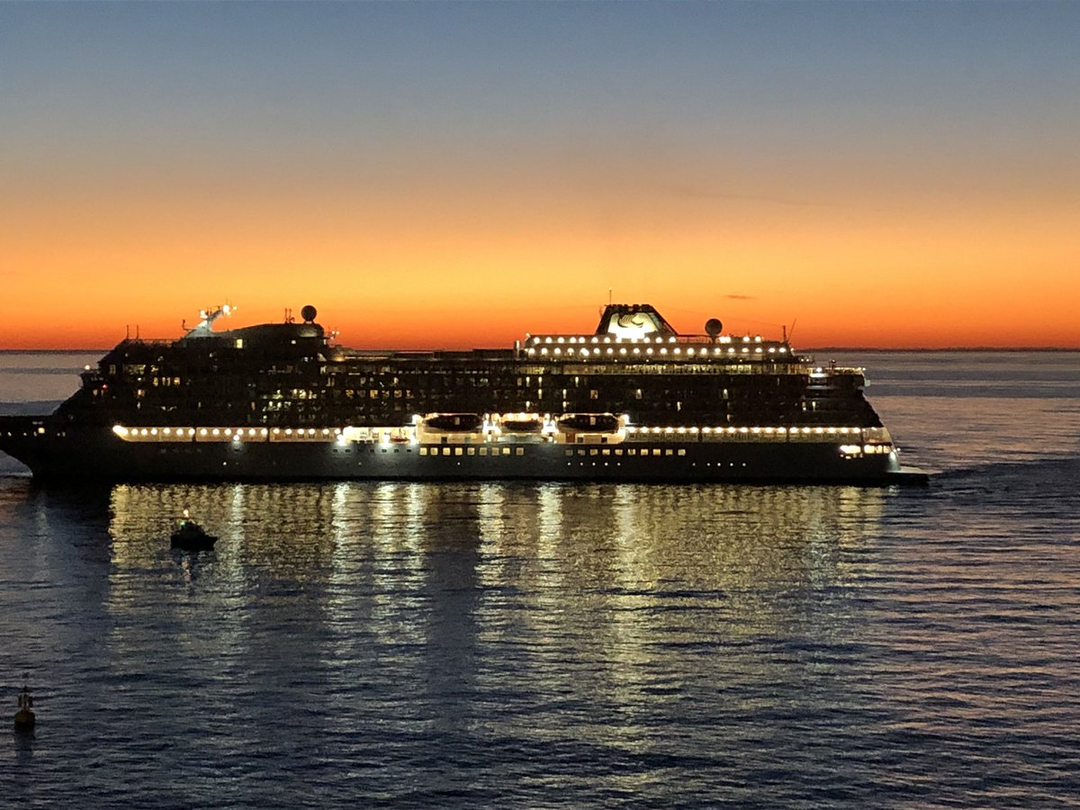 Kapal pesiar besar hendak bersandar di dermaga.