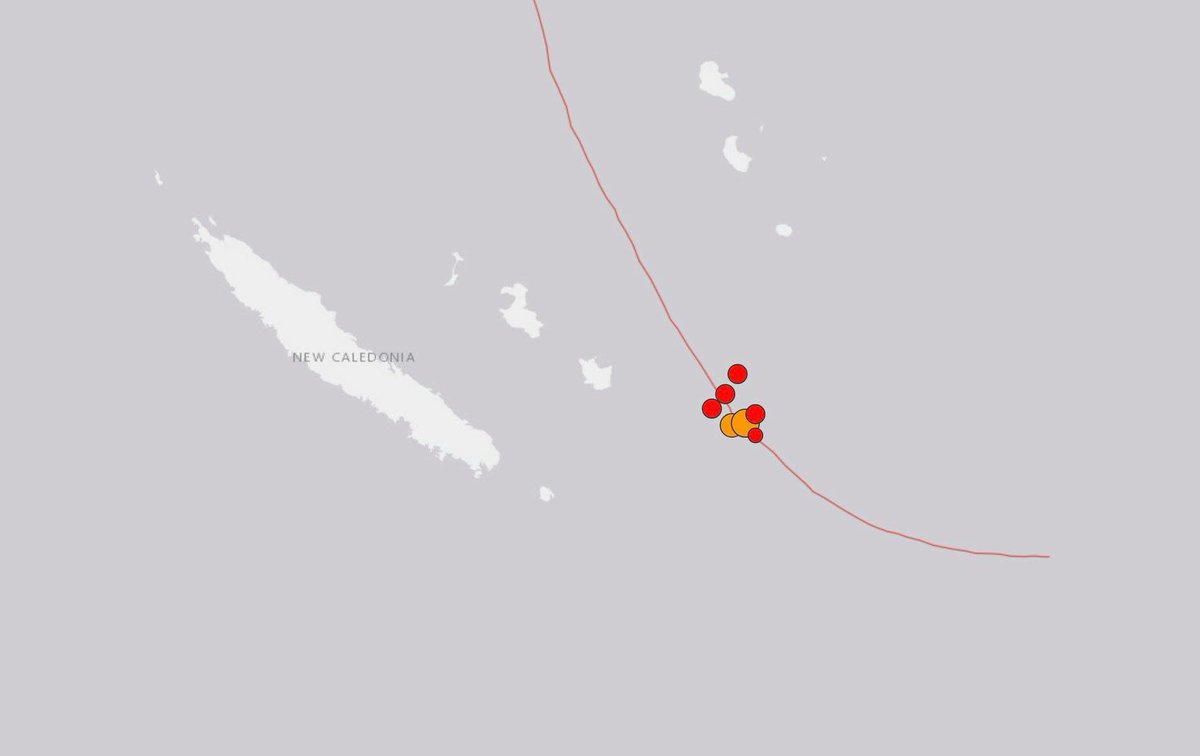 la1ere's tweet image. 🔴 [ALERTE #TSUNAMI] La sécurité civile de #NouvelleCalédonie lance une alerte tsunami après un séisme de 7,4 qui s'est produit vers 17h au large de Maré. Les populations doivent évacuer immédiatement vers les zones refuges ⤵️
la1ere.francetvinfo.fr/nouvellecaledo…