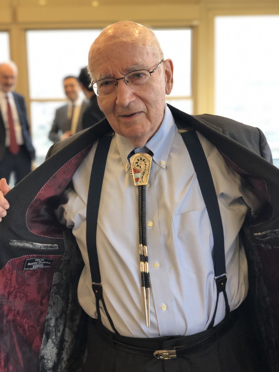 Profesör Kotler’s bolo👏👏
Bir kızılderili sanat eseri olan”bolo” kravat Sayın Kotler’ın favorileri arasındadır.Hatta kendisi bir bolo koleksiyoneri ve üzerindeki bolo 150 yıllık bir sanat eseri
Ceketi Bulgar bir terzi tarafından dikilmiş,astarı mükemmel görünüyor🙏
eye ❤️ Kotler