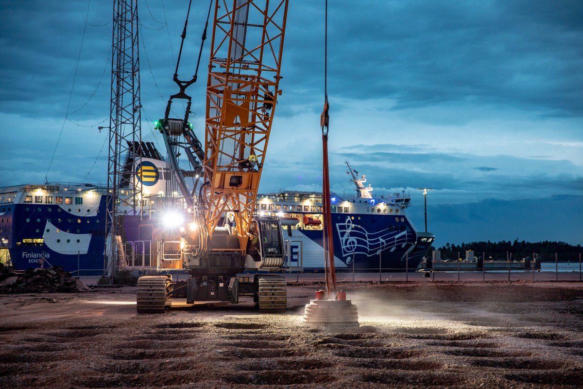 What has the pop star Madonna got in common with the #liebherr Finnish customer Takanen and dynamic soil compaction? You can see the pictures of the harbour in Jätkäsaari here. Click on the link for the whole story. liebherr.com/en/deu/latest-…