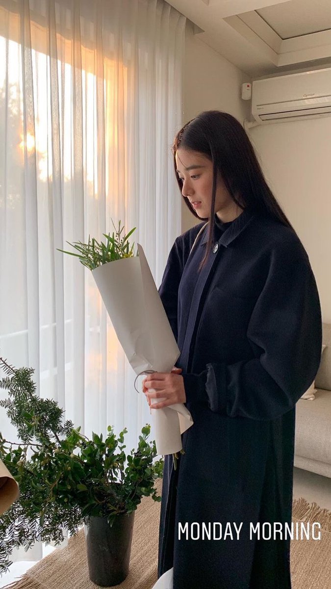 107. 정은채가 상상하는 이상적인 여행은 추운 나라의 변두리 마을에서 매일 매일 걷고, 먹고, 책 읽고, 듣는 것이라고 한다.