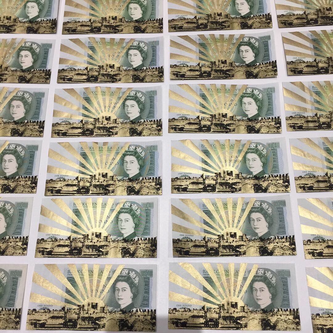 iamjaysonlilley's tweet photo. #JaysonLilley Royal #Greenwich
#HandPulled #ScreenPrint with #GoldLeaf, #LimitedEdition of 50
Printed on #oldschool #onepoundnote, special @art_car_boot_fair price of just ยฃ80 available this Sunday #artcarbootfair #vauxhall #london @theworkshopldn ....more info @SmithsonGallery https://t.co/iwgoA6TylV