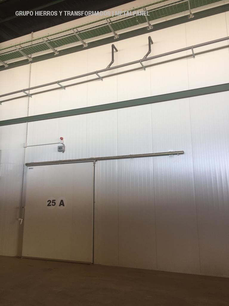 HyT_Metalpanel's tweet photo. #Miercoles y en recta final de semana nos llegan las últimas fotografías con más de 20.000 m2 de #panel #frigorífico 
 ¡Gracias por compartir con nostros! https://t.co/moMp4hLW4d