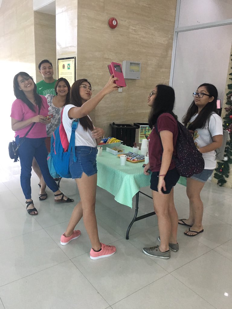 uplbcemlibrary's tweet photo. #SurviveHellweek #FoodboxAtTheLibrary ❤️ https://t.co/uJkg4XfH0A