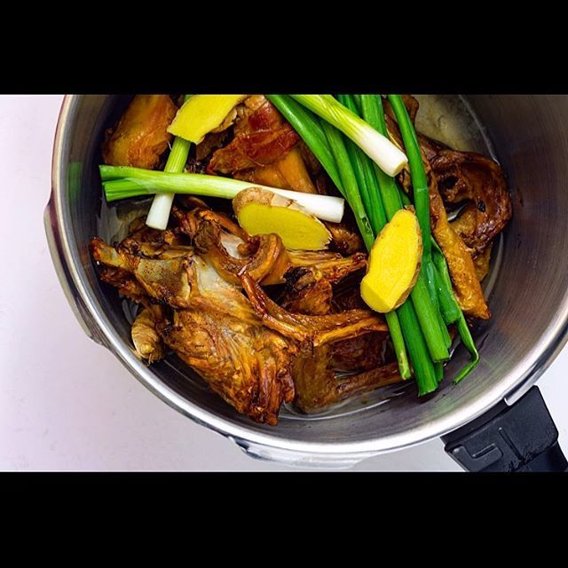 Roasted duck bones, green onion and ginger. The plan: boil for an hour in the pressure cooker, strain, simmer to reduce the broth by half, skim, strain, reserve for later use. ^

#gygglzvittles #chefgygglz #califood #calicooking #homemade #homecooking #c… ift.tt/2Ss8RtS