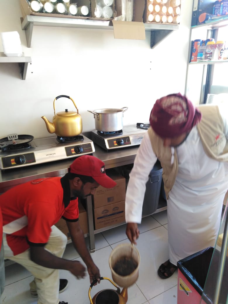 ضمن الحملة المشتركة لبلديات شمال الباطنة، نفذت بلدية #الخابورة حملة تفتيشية، شملت ٢٤ منشأة تجارية نتج عنها تحرير ٧ مخالفات صحية، و ٦ إنذارات، وإتلاف ١٦ كيلو جرام مواد غير صالحة للأستهلاك الآدمي.