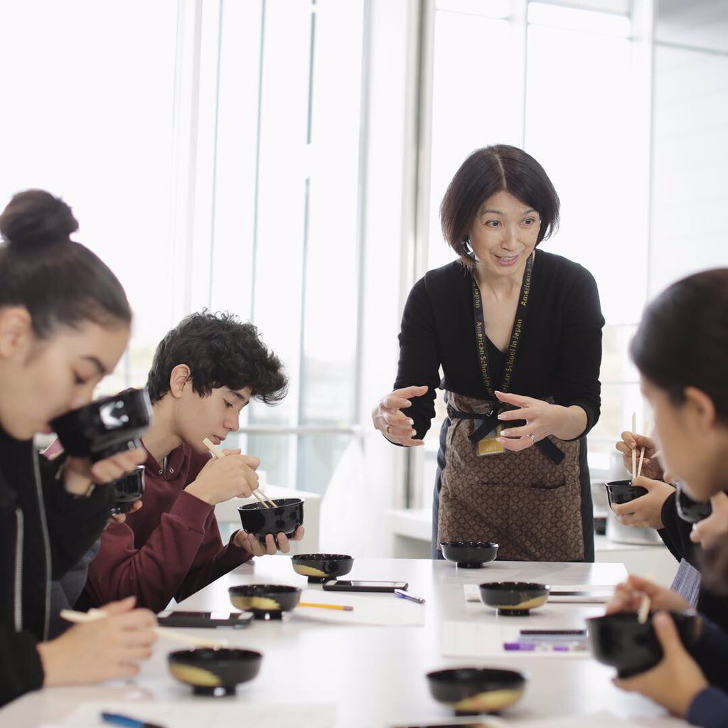 asij's tweet photo. 👨🏼🍳High School Japanese 9 students had some special guests today! Washoku Chef Hajime Kimura guided students through an exploration of ozoni, a traditional new year's soup, as part of their unit on food.
#asij #japancenter #japanese #japan #japaneseculture #japaneseFood https://t.co/tq3QBBA4u2