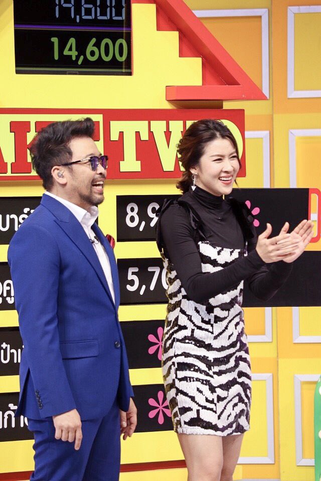 LookPong18's tweet photo. มาแล้วราคาพารวย พิธีสวยหล่อมาแจกทุกวันจันทร์ – พฤหัสบดี เวลา 19.00 – 20.00 น. 🤟🏻เทปนี้มีคนเขิน กองเชียร์เชียร์หนักมาก😊🤣
@CheerNy14
#cheerny14
#ThePriceIsRightThailand
#ราคาพารวย
#True4utv
#ทรูโฟร์ยูช่อง24 . https://t.co/Z2RWcEt7lG