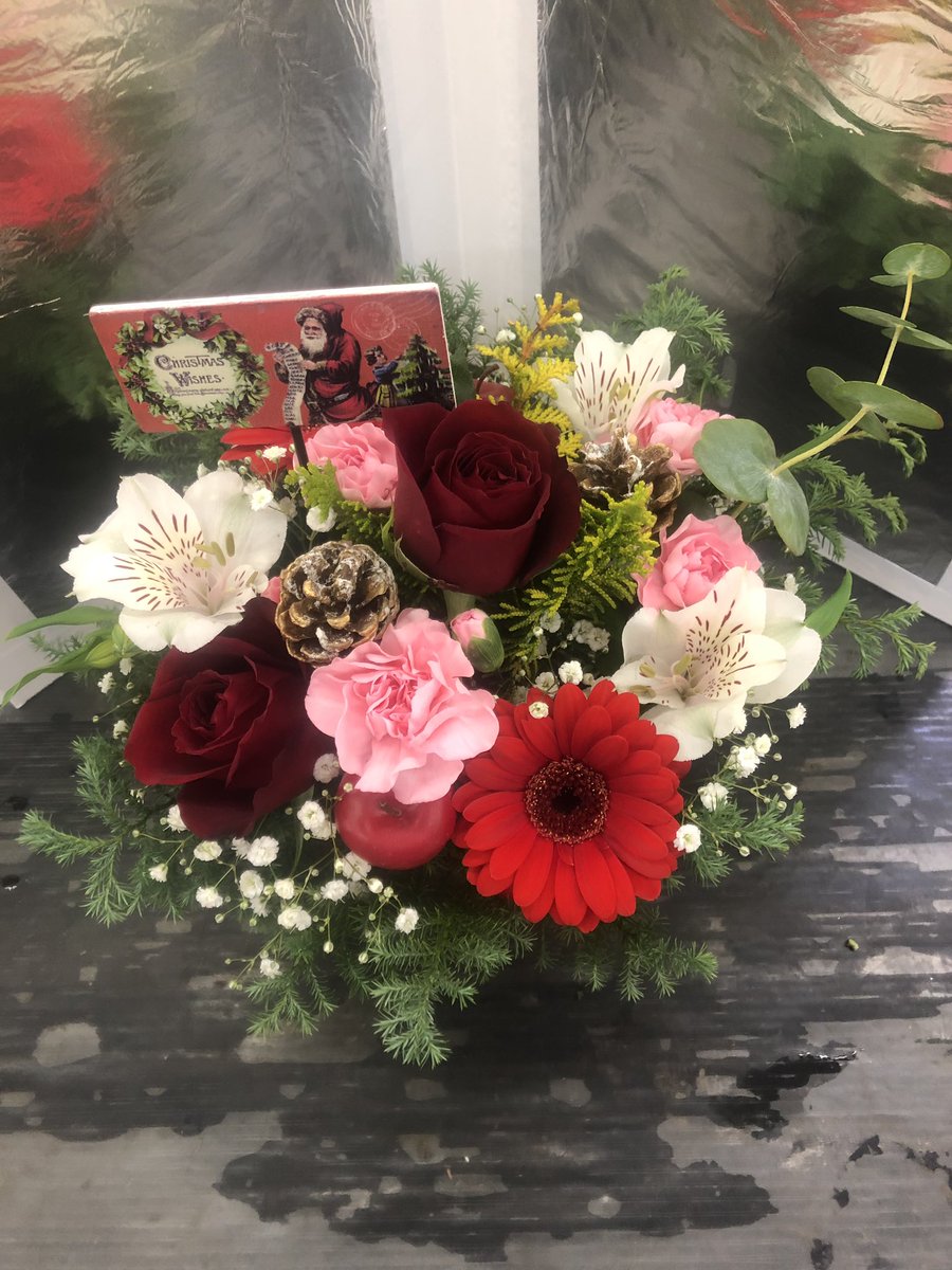 ট ইট র 黒沢生花店 クリスマスアレンジ ツリー も作成しました 立花市場のbgm 有線 も クリスマスソングが流れていて 楽しい気分になりました 尼崎市 立花駅 立花市場 花屋 黒沢生花店 クリスマス ツリー アレンジメント