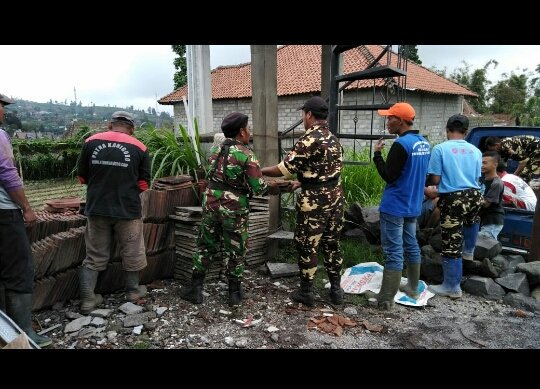 zaizaku's tweet photo. BAGANA ( Banser Tanggap Bencana ) Boyolali, bahu membahu bersama warga masyarakat mengkondisikan rumah warga yg rusak akibat terjangan puting beliung di Ds Pojok dan Plalangan Kec. Selo Boyolali
@MUHAMMA25271324
@KangSum3
@DarmawanNuryudi
@dzikr_17
#BanserTanggapBencana https://t.co/rLVSAc0ZZY