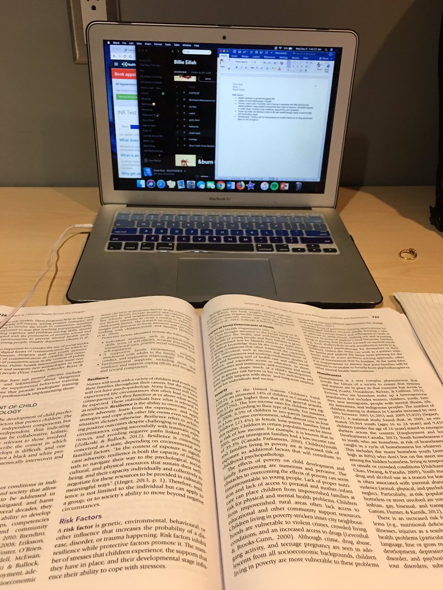 Divxpat's tweet image. @billieeilish is fueling the start to finals week 😴😴

Should have started these readings earlier 

#WhensChristmasBreak
#WhensGraduation