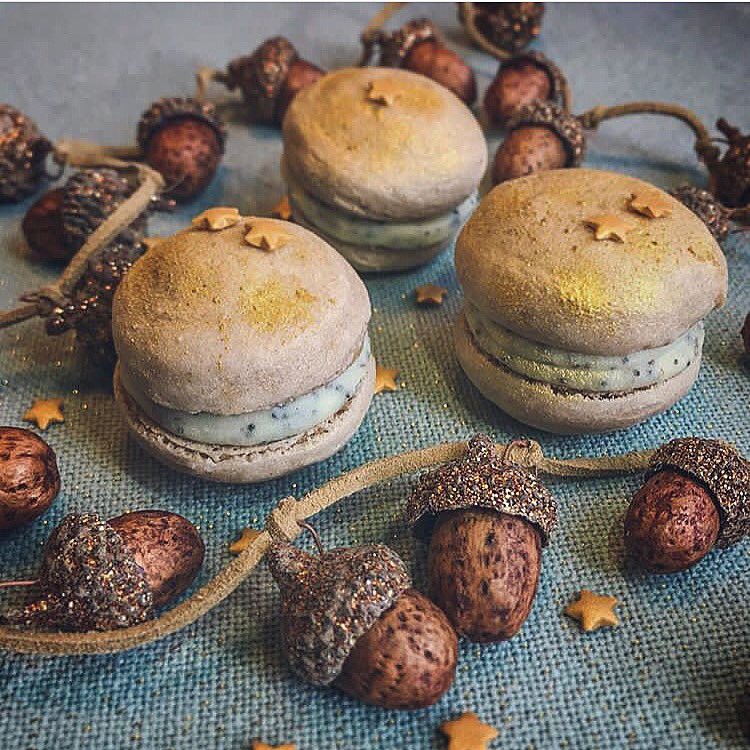 Gold dusted cinnamon macarons with white chocolate and poppy seed filling 🎄
#christmas #french #macarons #baking #xmas #chocolate #food #foodblogger #foodphotography #photography #cake #cupcakes