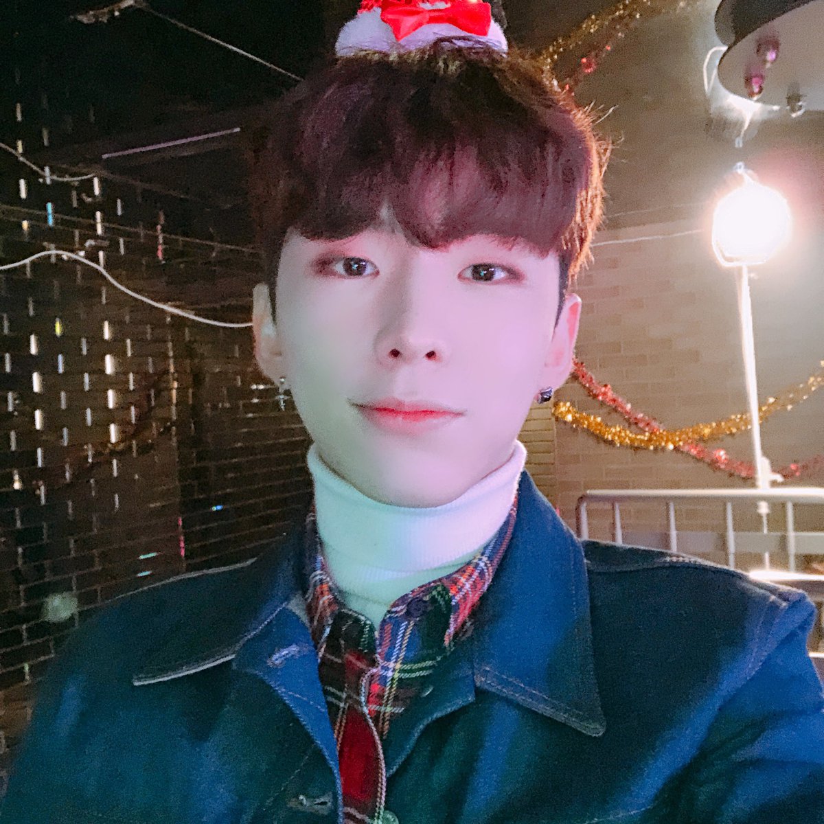 OfficialMONSTAX's tweet photo. [#기현] 스타쉽플래닛 많이 들어주세요 몬베베들!!!!!!! #벌써크리스마스 https://t.co/UjZUAbWnQc
