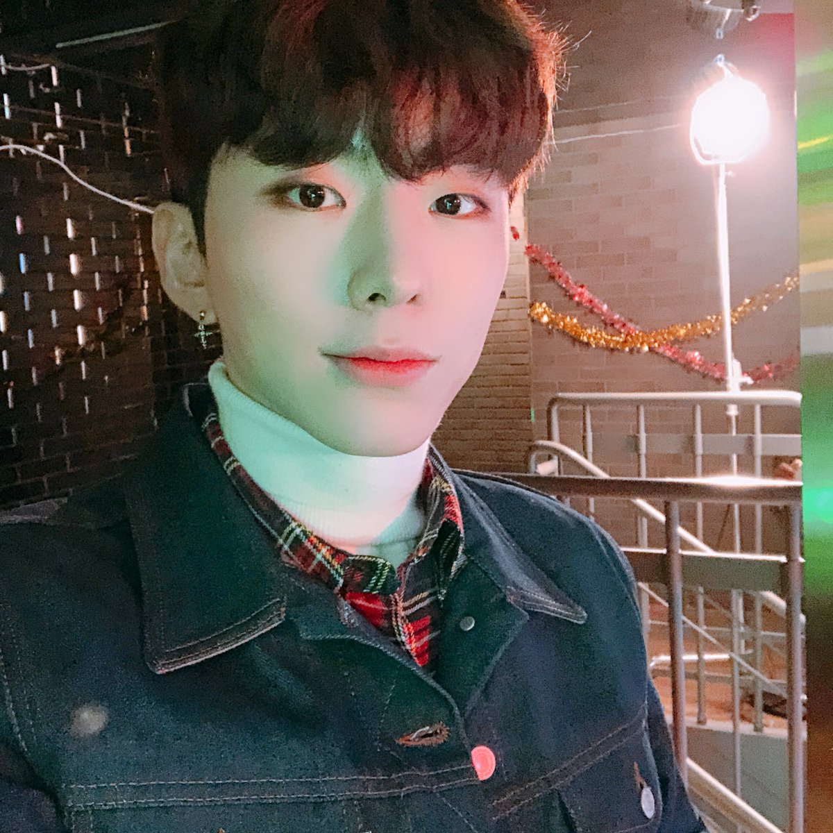 OfficialMONSTAX's tweet photo. [#기현] 스타쉽플래닛 많이 들어주세요 몬베베들!!!!!!! #벌써크리스마스 https://t.co/UjZUAbWnQc