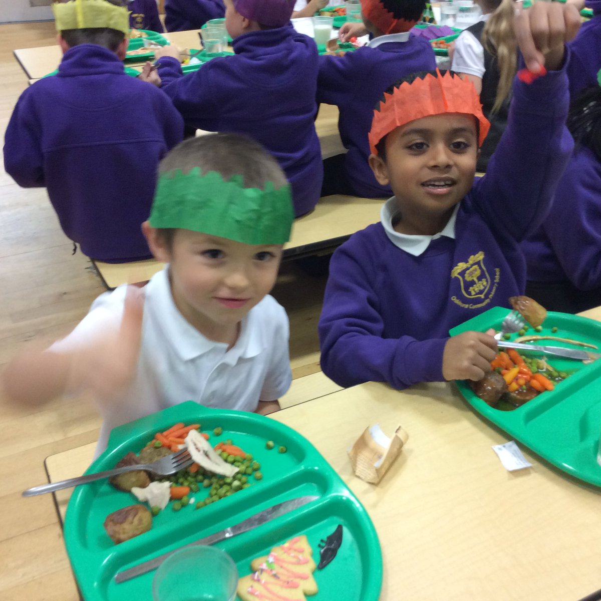 paris_class's tweet photo. Crackers and turkey and lots of smiles https://t.co/e283F8MJ8j