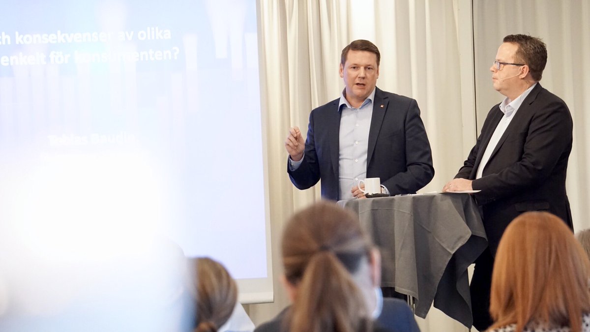 LO gjorde en beräkning 2016 som visa att en kommunalarbetare som jobbar heltid som undersköterska i 45 år knappt får ut 60 % av slutlönen I pension. Det är alldeles för dåligt