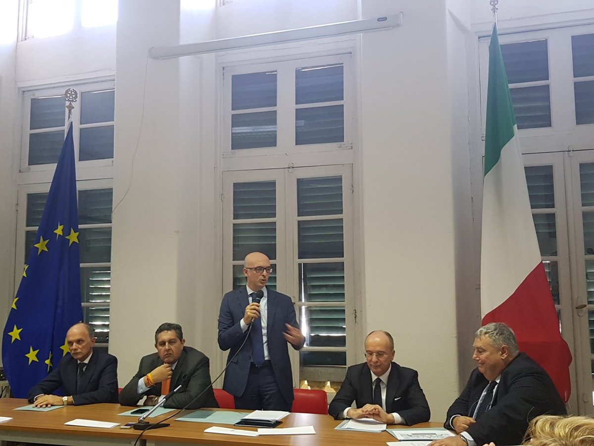piegiuliano's tweet photo. @Giovannitoti @LiguriaOnLine, #Campora @comunedigenova, @asantoni @Ciscoitalia #Piccini #Castanini  @liguriadigitale inaugurano #sportellovirtuale. Esempio di #digitaltransformation #digitaliani in collaborazione con @Italtel e @k_digitale https://t.co/P5oLOl6zoZ