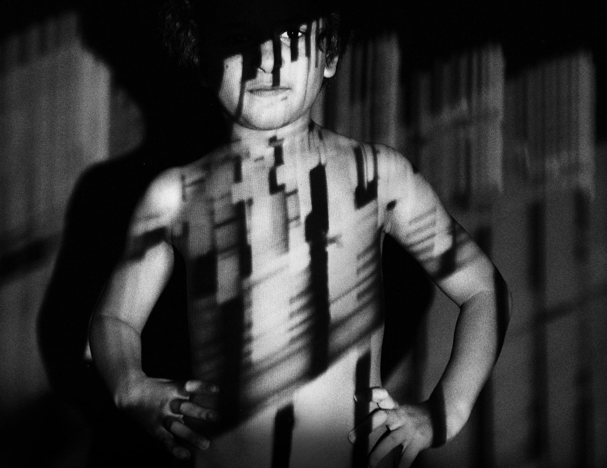 sandrinearons's tweet photo. Portraits with kids. #portraits #projector #colors #blackandwhite #kids #photography #PHOTOS https://t.co/0ony68QlX4