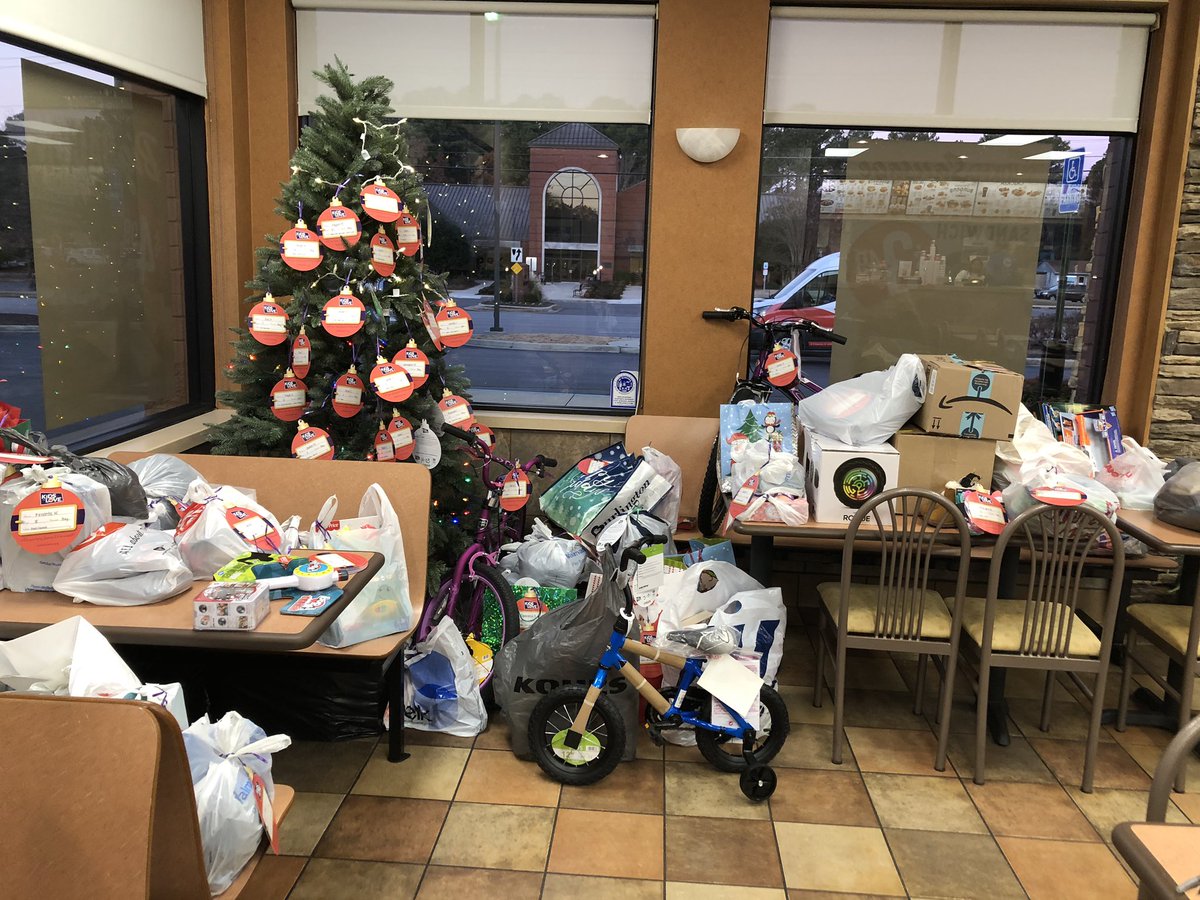 📣Join us <a href="/eatatjacks/">Jack's</a> on Hughes in Madison until 10am! Collecting #Christmas 🎄gifts for <a href="/K2Lfoundation/">Kids to Love</a>! Our trucks 🚛🚚 will be delivering all the collected presents! 🎁 <a href="/SMills9012/">Stephanie Mills</a> talking with <a href="/redheadnewsgirl/">Lee Marshall</a> &amp; <a href="/WDRMRadio/">102.1 WDRM</a> Dan &amp; Josie about what all is needed! #MoversWhoCare