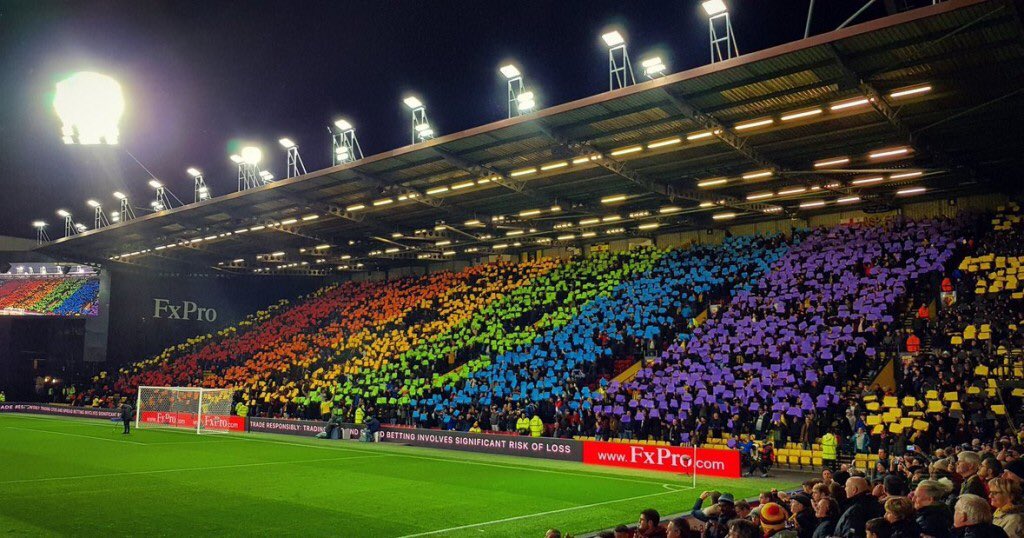 radio__zek's tweet photo. Una gigantesca bandiera arcobaleno e uno stadio che si colora contro l'#omofobia nel calcio. È successo nella #PremierLeague inglese per l’incontro Watford-Manchester City. Uno spettacolo https://t.co/AE6Ogw03w7