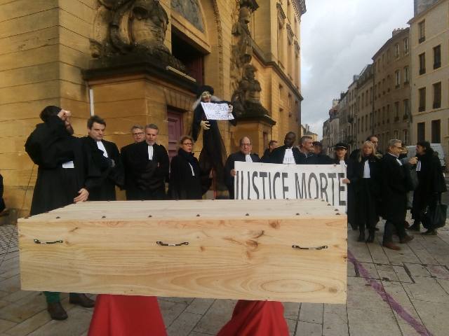 p_abate's tweet photo. Marche funèbre avec les avocats, les magistrats et les syndicats à Metz où la Cour d'appel est menacée de disparition.
La #Justice est malmenée, il faut lui donner les moyens de ses missions et de sa proximité avec les #citoyens
#JusticeMorte https://t.co/wwdUUD0tx8