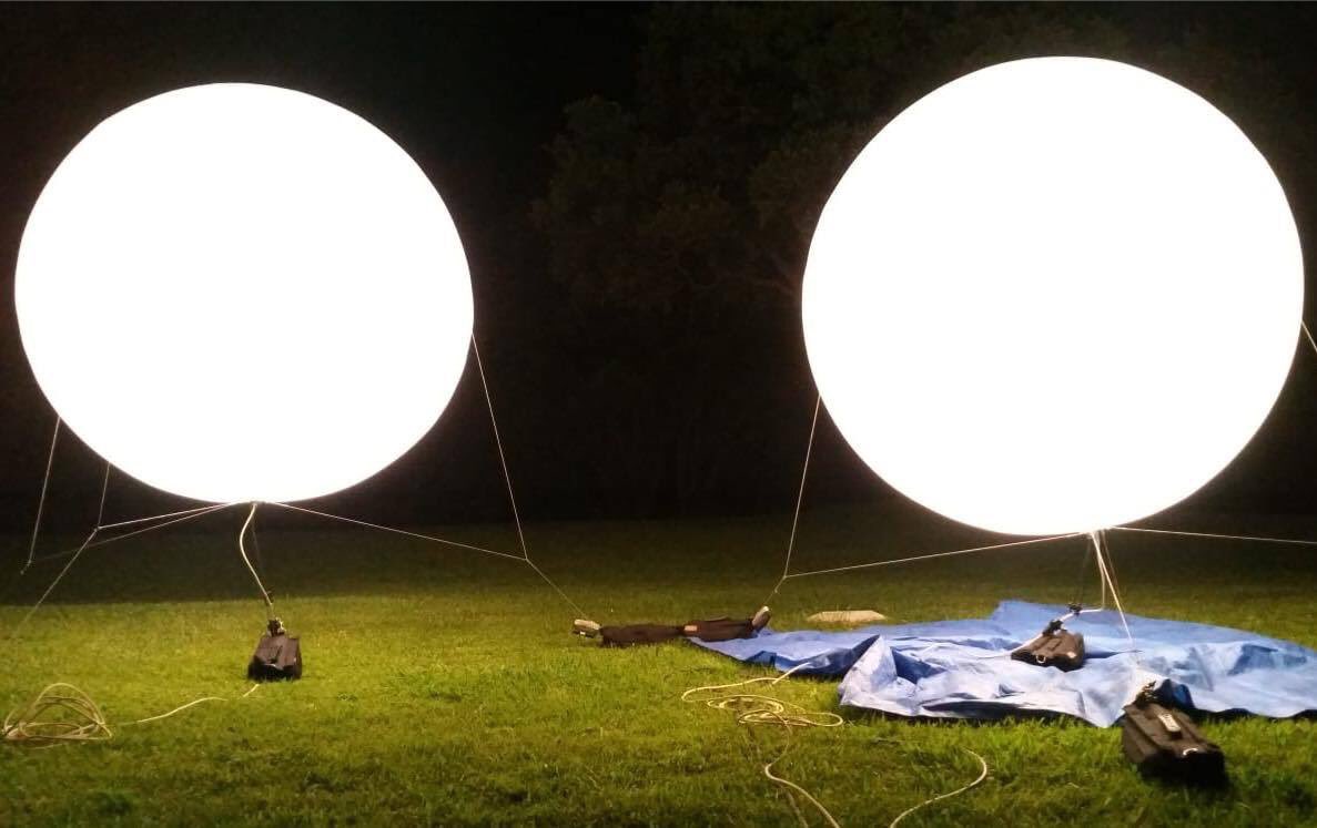 Nuestros globos de helio casi listos para el rodaje de “Estoy vivo”. No te los pierdas en plena acción en nuestra siguiente publicación.
📽🎞#ProductosDePelícula #ConLaMagiaDeLaLuz