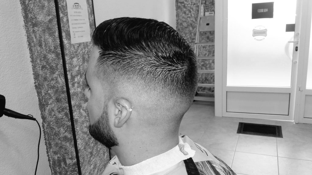 tu_barberia's tweet photo. Arregláte para estas fiestas por sólo 6€ en TU BARBERIA!!Estamos en C/Mayor n.4 bajo izquierda XIRIVELLA (VALENCIA)Te esperamos!!Abrimos festivos!! #BarberShop #Barberia #TuBarberia #Valencia #Peluqueria #CorteDePelo #Style #Estilista #Fade #MaquinaCortarPelo https://t.co/8eYZBIBshs