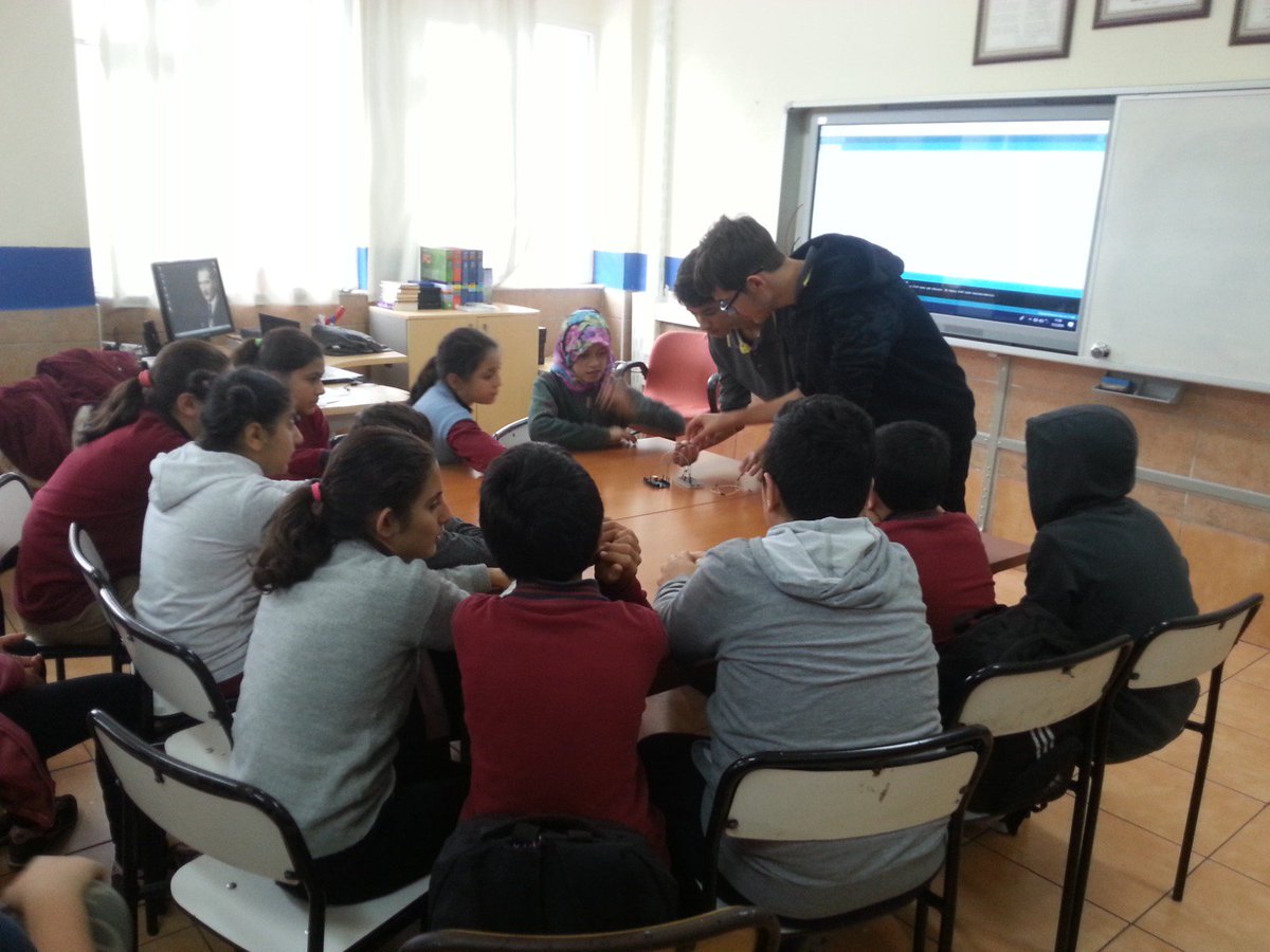 konyaalti_bk's tweet image. 3-9 Aralık Hour of Code (Kodlama Saati) kapsamında öğrencilerimiz Hasan Fatma Çavlı Ortaokuluna misafir oldular.Kodlama saatinde Arduino ile ilgili uygulama projelerini oluşturarak bilgi ve deneyimlerini paylaştılar. #HourOfCode #BKCoding #BahçeşehirKodluyor