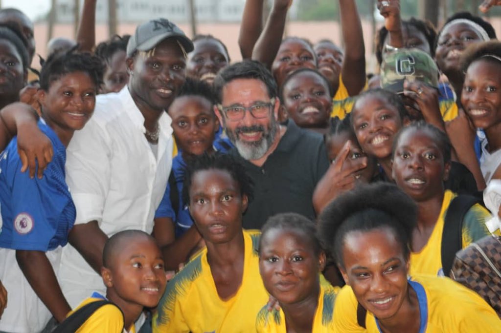 FBouzigues's tweet photo. Ecole et fournitures, suivi et soutien scolaire avec #AIW et pratique sportive: c’est le nouvel engagement de @FondationSMB et @SMBguinee pour 50 jeunes footballeuses guinéennes de l’académie #footélite de #FodeMansare @MoussaSissoko @bakarisanogo5 @ChkMBengue @Serge_aurier https://t.co/o1799uPZZq