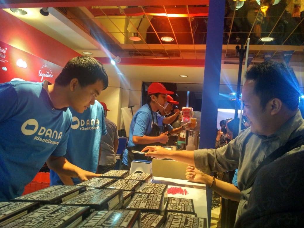 danawallet's tweet photo. Semua transaksi di Experience Zone Grand Launching DANA pakai QR-Code! Gak ribet, gak pake lama, semua transaksi lebih mudah dan cepat! #LifeWithDANA #DANAIndonesia #GantiDompet https://t.co/GTZdpkvajR