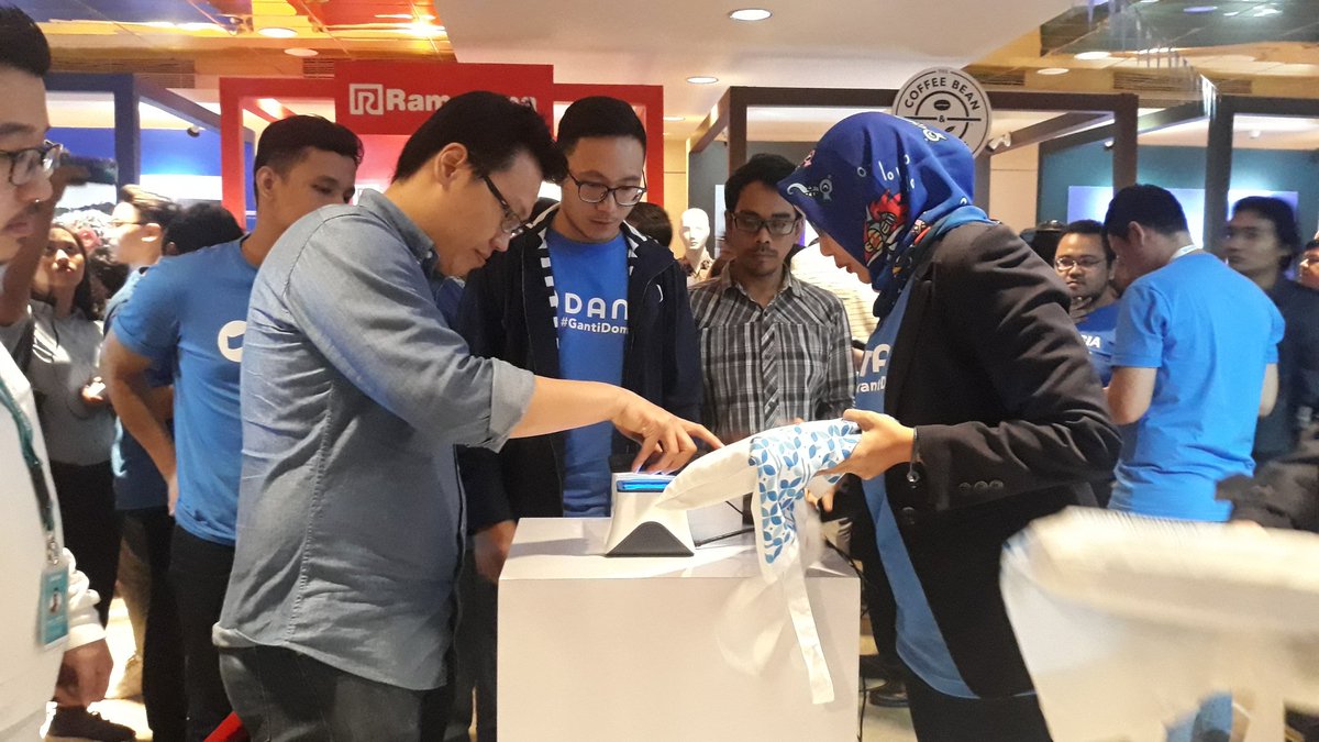danawallet's tweet photo. Semua transaksi di Experience Zone Grand Launching DANA pakai QR-Code! Gak ribet, gak pake lama, semua transaksi lebih mudah dan cepat! #LifeWithDANA #DANAIndonesia #GantiDompet https://t.co/GTZdpkvajR