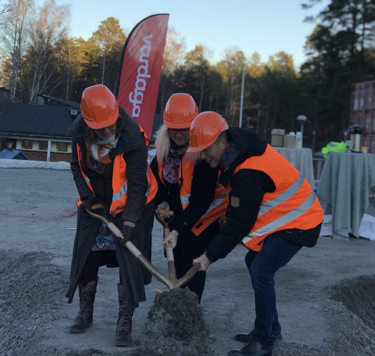 Nu tas första spadtaget för äldreboendet Vardaga Villa Tjädern i Haninge. Vid spadarna är Anette Haaf, ordförande Äldre­nämnden i <a href="/haningekommun/">Haninge kommun</a>, Christina Hinnas Selder, regionchef Vardaga och Daniel Josefsson, vd Danator. vardaga.se/verksamheter/v… #vardaga #äldreomsorg #ambea