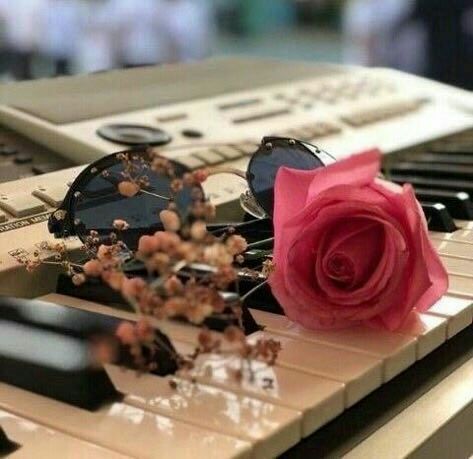 إن غبت عني ذخرت الشوق لعيونـك
وإن شفت زولك تعطر فايح أشواقـي ..

لك وحشةٍ ما سلاها قلـب مضنونـك
تمسي وتصبح معي في داخل أعماقـي