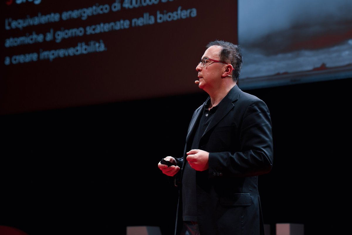 TEDxMi's tweet photo. @GaiaThinks racconta come i cambiamenti climatici incidono direttamente su migrazioni, povertà e guerre, dimostrando che il degrado ambientale ha impatti sociali, geo-strategici ed economici.
Video: https://t.co/PkJhKuhmB9
#TEDxMilano #Oltremisura #TEDTalk #TEDxvideo #clima https://t.co/veDwiXbnT3