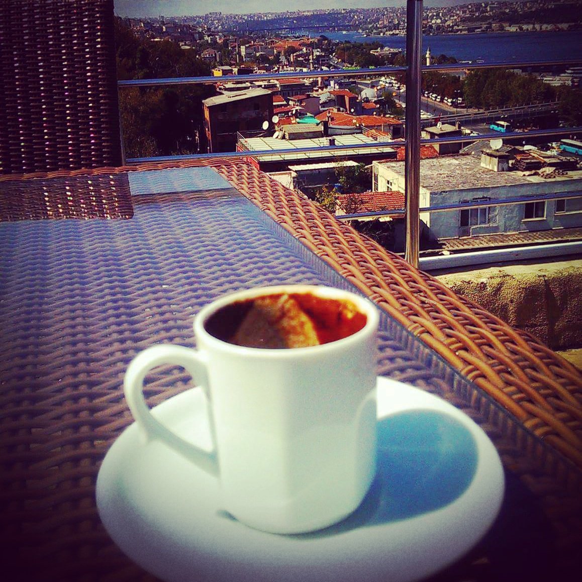 Cupra_Neria's tweet photo. Yâni benim günüm... ((: #DünyaTürkKahvesiGünü #Turkish #Coffee #coffeetime #Bosphorus #bosphore #cafe #Lovely #cute #food #drink #amazing #time #manger #temps #nice #day #mer #vue #etcafe #incroyable #Amarushaya♥️ https://t.co/fS84Kmy5nV