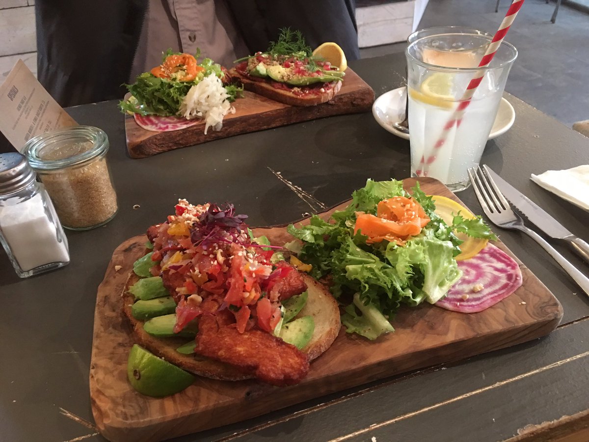 Discovered this absolute gem of a cafe in Hereford, yesterday. Vegetarian, vegan and non veggie dishes made with locally sourced ingredients. This is how fantastic veggie and vegan meals can look 💕Lovely staff too. <a href="/SensoryandRye/">Sensory & Rye</a>