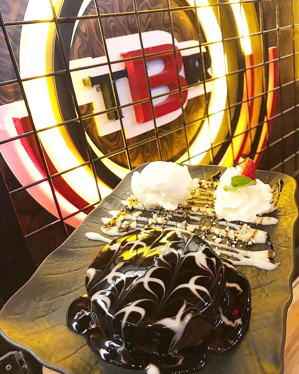 theboomrest's tweet photo. "Canım tatlı bir şeyler çekti" gibi bir durumda, tesadüfen yenilen şey değildir Çikolatalı Sufle☝️ E Tabi Suflenin hakkını da görsel şöleniyle önce gözünü doyuran The Boom Rest verir🍮😋♥️ #Sufle #TheBoomRest #izmir #tatli #dessert #dessertporn #izmirdeneyenir #izmirdeyasam #ad https://t.co/kuYbieWsjP